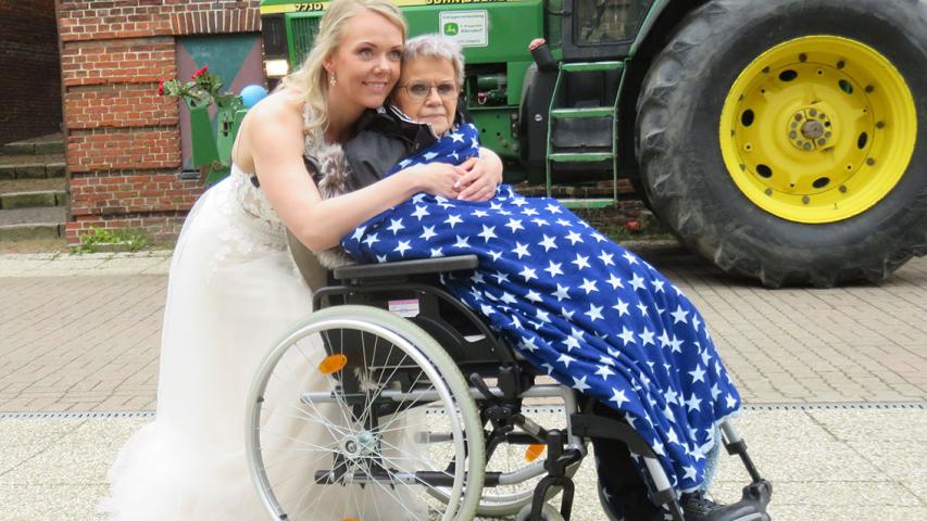 Braut und Brautmutter, die im Rollstuhl unter einer Sternendecke sitzt.