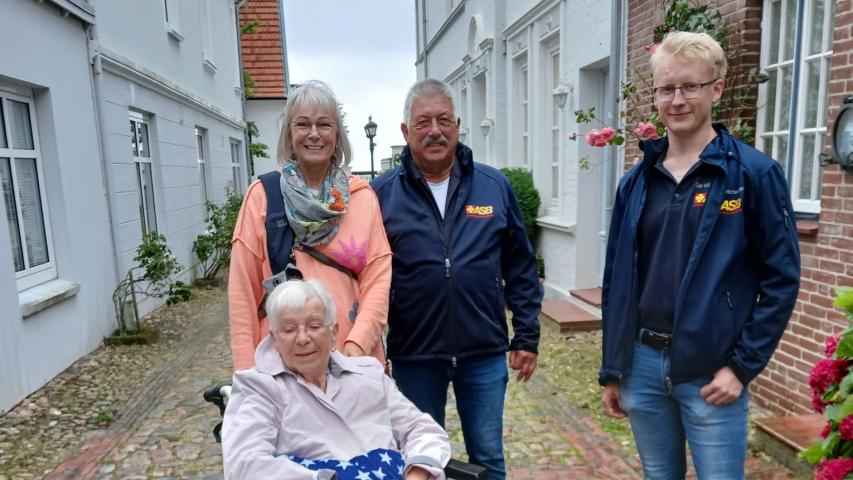 Annabel in den Gassen von Wyk auf Föhr