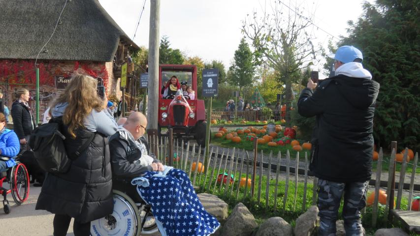 Thorsten im Rollstuhl vor der Erlebnishof-Bahn